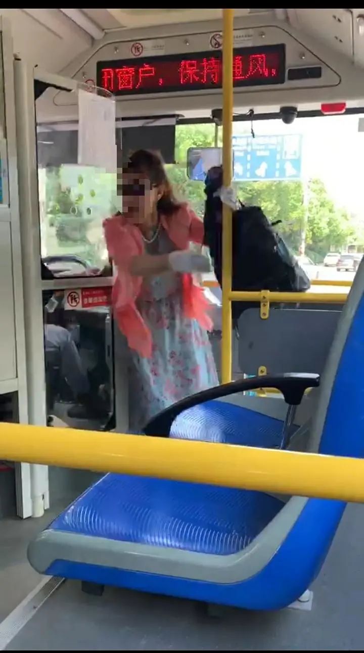 DƬ